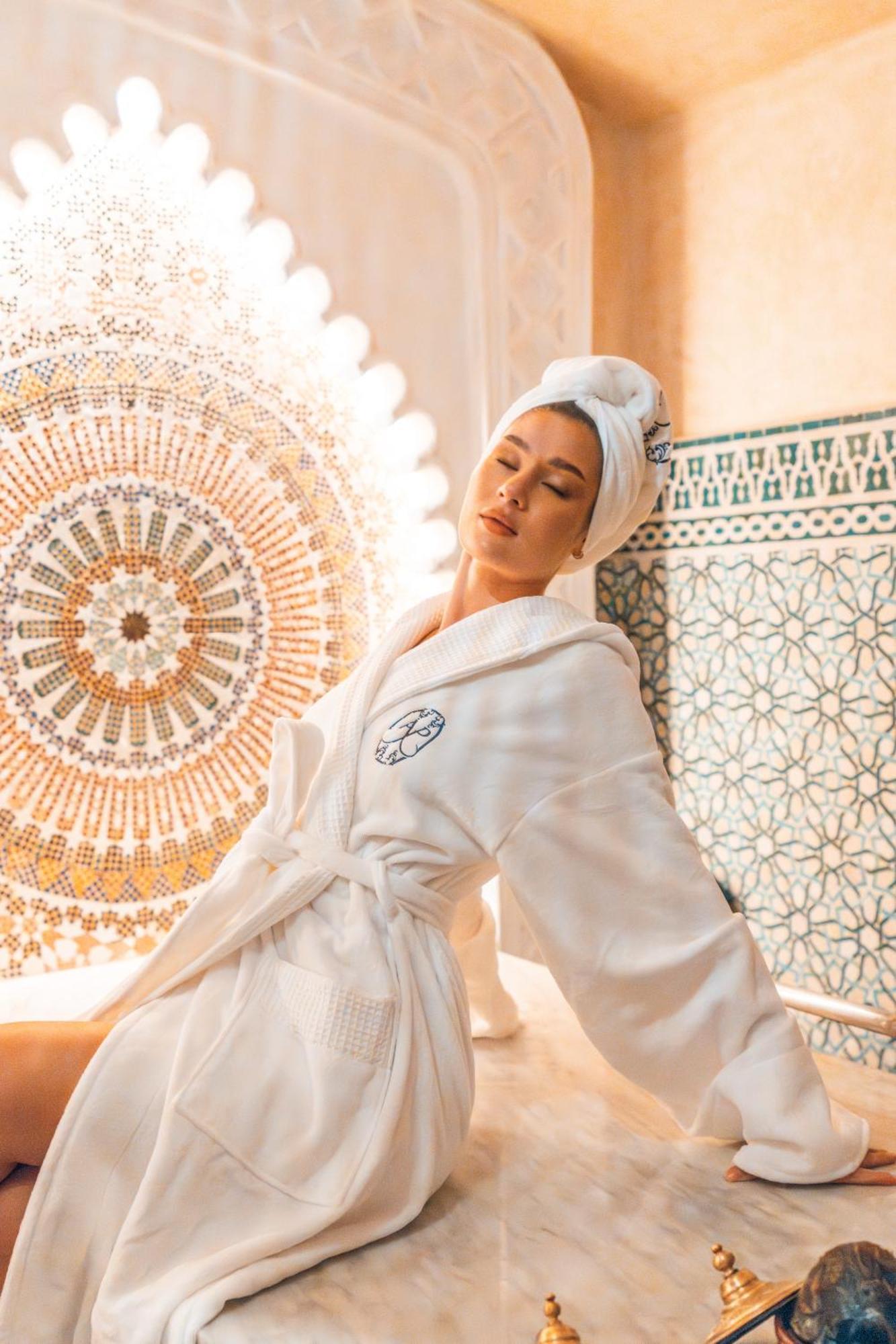 Art Palace Suites & Spa Касабланка Экстерьер фото A woman wearing a bathrobe