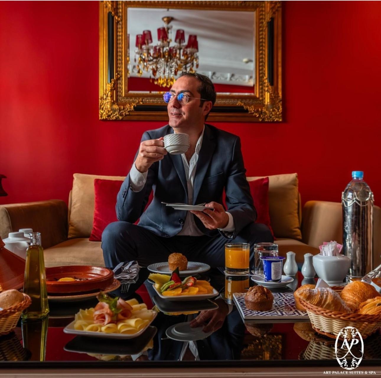 Art Palace Suites & Spa Касабланка Экстерьер фото A man drinking coffee