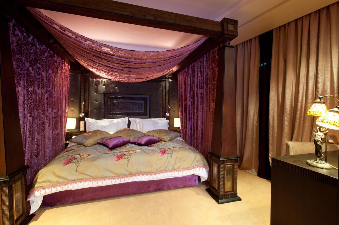 Art Palace Suites & Spa Касабланка Экстерьер фото A bedroom with a four-poster bed